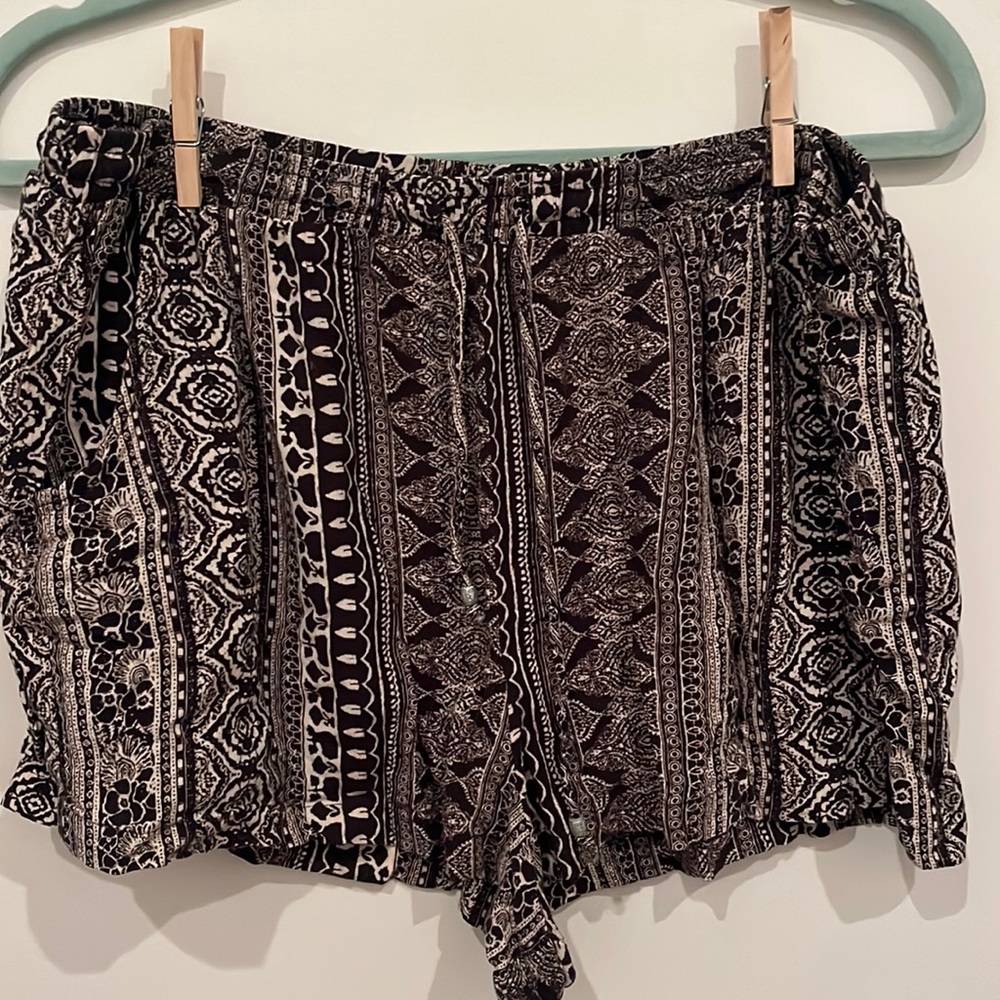 american eagle | black and tan aztec shorts